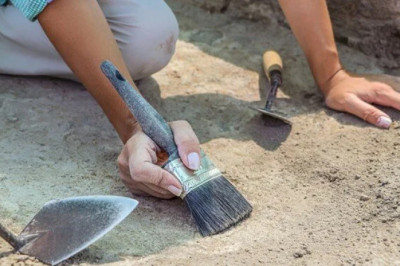 Arkeoloji Öğrencisinden İlk Kazıda Altın Keşif