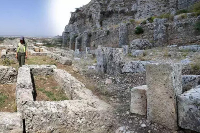 Sillyon'da 3 Döneme Ait Tek Mezar Keşfi