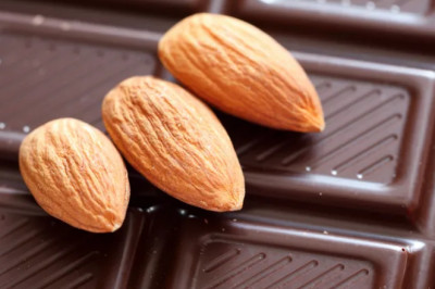Badem ve Bitter Çikolata Birlikte Tüketildiğinde Kalp Sağlığına Ne Olur?