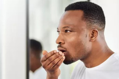 Mide Kaynaklı Ağız Kokusu Nasıl Geçer? Bilimsel Olarak Kanıtlanmış 10 Yöntem